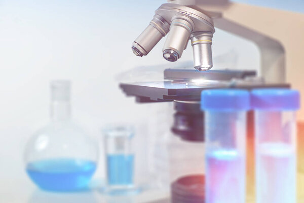 Научный фон с крупным планом по световому микроскопу и размытости
