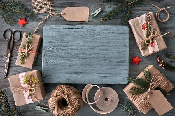 Cadeaux faits à la main sur table en bois rustique avec décorat de Noël — Photo