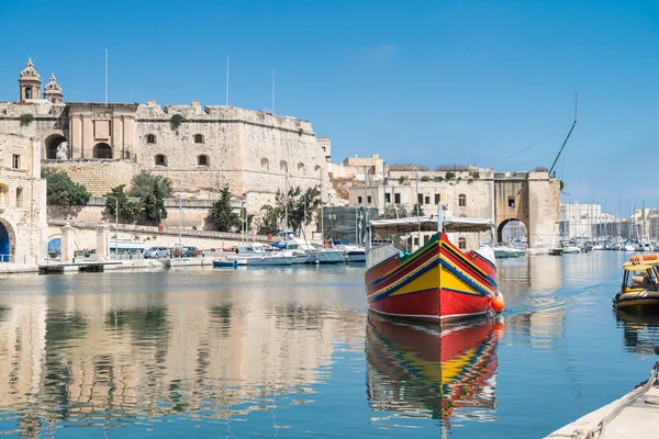 Traditioneel geschilderd passagier boot in Vittoriosa — Stockfoto