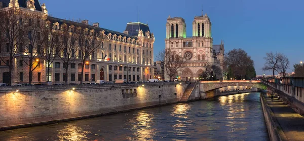 Illuminated Seine river and Notre-Dame cathedral at night — ストック写真