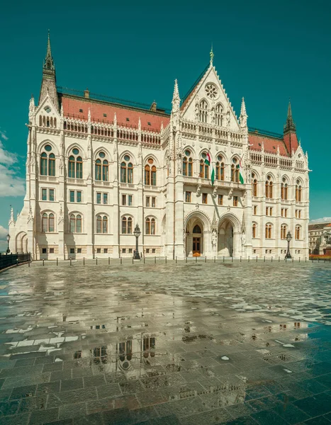 匈牙利布达佩斯的议会大楼，如果下雨的话 — 图库照片