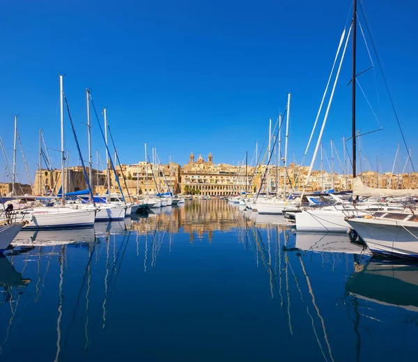 Barcos à vela em Senglea marina em Grand Bay, Valetta, Malta — Fotografia de Stock