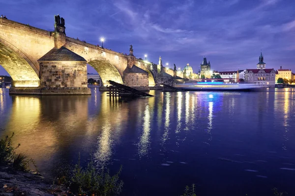 Belyst Karlsbron speglas i floden Vltava på natten i — Stockfoto