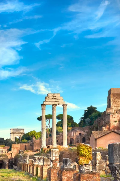 Ruïnes van Romeins Forum, of Forum van Caesar, in Rome — Stockfoto