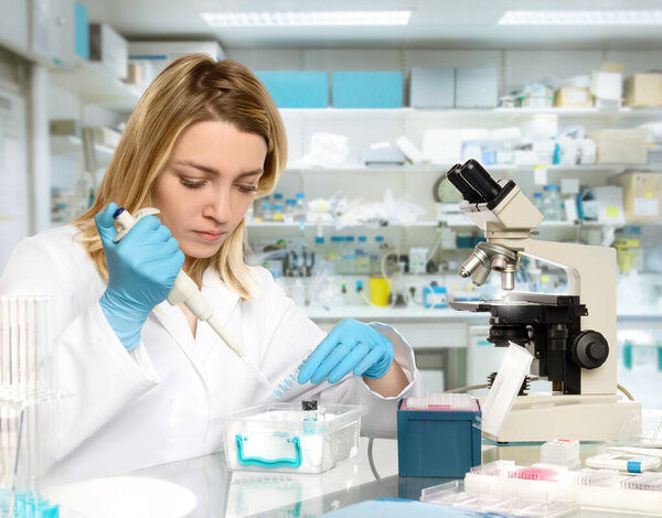 Молодая женщина-техник или ученый работает в исследовательском центре
