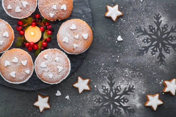 Top utsikt över bordet med socker-stänkade muffins och jul — Stockfoto