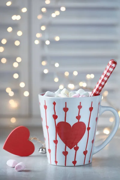 Chocolate caliente con malvaviscos, corazón rojo en la taza, ba de invierno —  Fotos de Stock