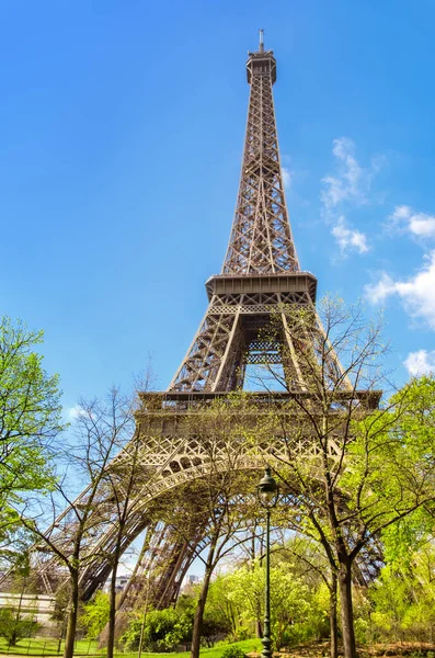 巴黎，埃菲尔铁塔在春光明媚的一天 — 图库照片