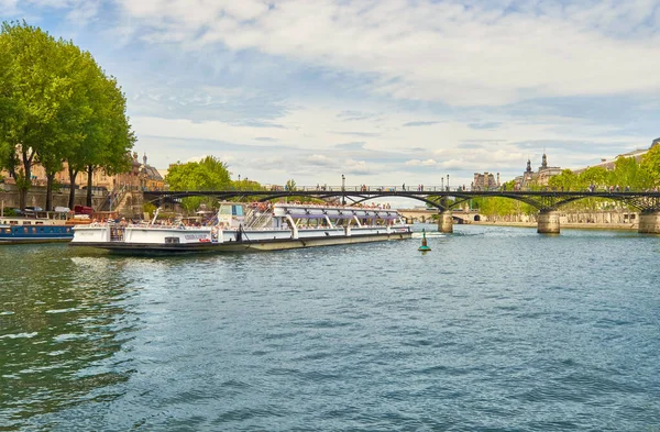 Łódź turystyczna przepływa poniżej Pont des Arts nad Sekwaną w Pari — Zdjęcie stockowe