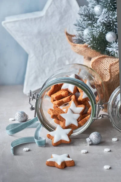 Fundo de Natal em verde e azul com saborosa estrela de gengibre co — Fotografia de Stock