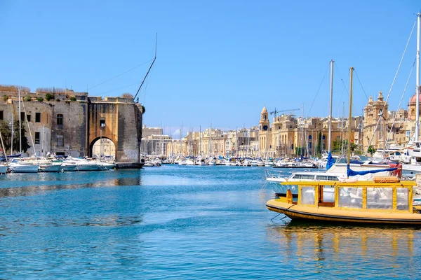 Motor- en passagiersboten in de drie steden van Malta — Stockfoto