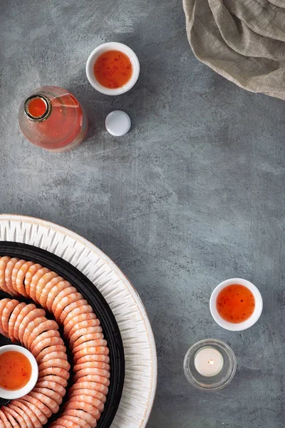 Lekkere garnalen geserveerd op een bord met zoete chilisaus, plat gelegd — Stockfoto