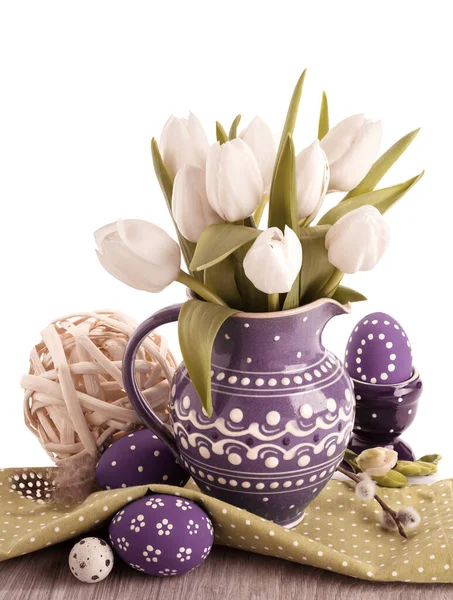 Cartão de saudação Páscoa com tulipas brancas em jarro roxo e matchin — Fotografia de Stock