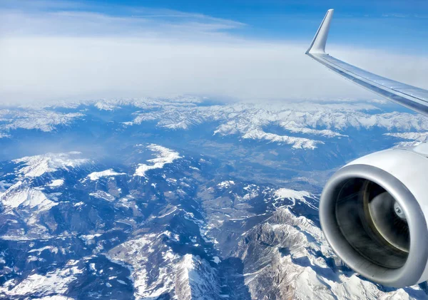 Альпы под снегом, вид с самолета — стоковое фото