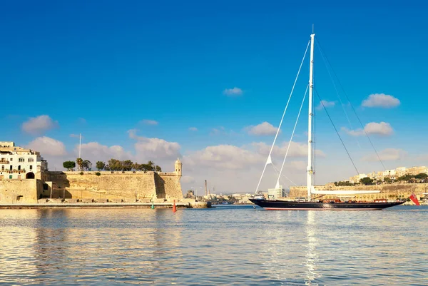 Zeilschip komt Grand Valetta baai in Malta — Stockfoto