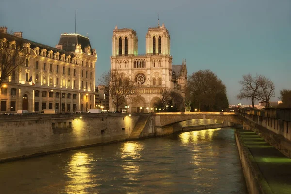 Oświetlona katedra Notre Dame de Paris i Sekwana — Zdjęcie stockowe