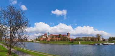 Wawel Kraliyet Kalesi 'nin arka planında güneşli bir bahar günü Polonya' nın Krakow şehrinde yer aldığı Vistula Nehri 'nin panoramik görüntüsü