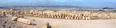 Akropolis, Yunanistan. Akropolis Tepesi 'nden şehrin manzarası. Ön planda yeniden inşa için sıralanmış antik taşlar var..