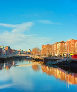 Dublin, yarım peni ya da yarım peni köprüsünün panoramik görüntüsü