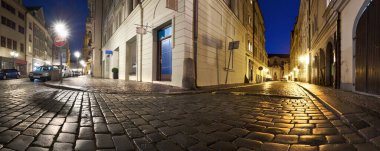 Geceleri Prag, dar sokakların ve geleneklerin panoramik manzarası