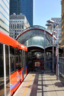 Londra, İngiltere - 5 Mayıs 2013: Canary Wharf, Londra Dlr istasyonu, Uk. Kapalı kapılar ardında bir istasyon ileride bekleyen bir tren var..