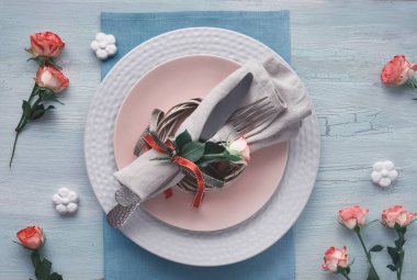 Sevgililer günü, doğum günü ya da yıldönümü masası kurulumu.