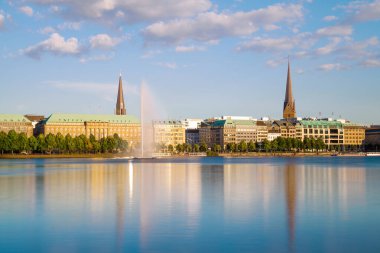 Hamburg 'daki Alster Gölü' ne (Binnenalster) bak