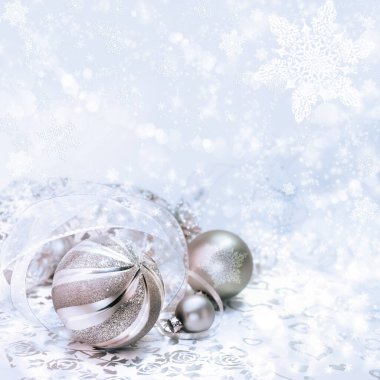 Altın Noel süslemeleri kış arka planında