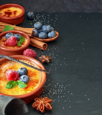 Böğürtlen ve malzemelerle kaplanmış krem karataş.