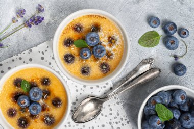 Yaban mersinli krema ve şekerli lavanta tozu. 