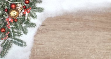 Karda süslenmiş Noel ağacı dallarıyla Noel arkaplanı