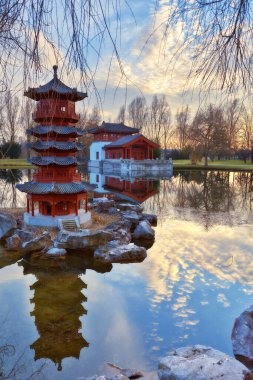  Dekoratif pavyonu ve ahşap pagodası olan resmi Çin bahçesi.