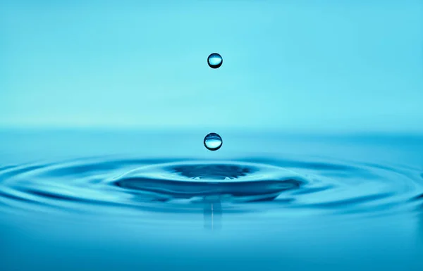 Drops falling in the water — Stock Photo, Image