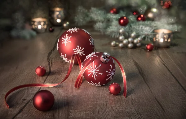 การจัดเตรียมคริสต์มาสในสีแดงและสีขาวบนโต๊ะไม้ — ภาพถ่ายสต็อก