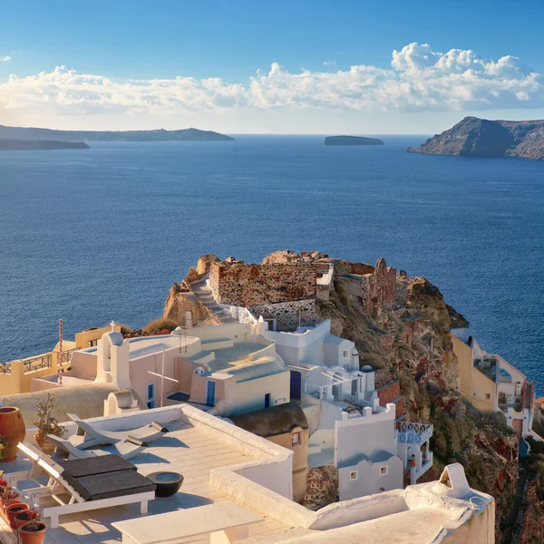 Typische architectuur en kasteelruïne in Oia, Santorini, Griekenland — Stockfoto