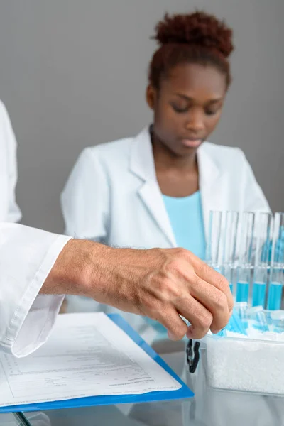 Primer plano en una mano recogiendo la muestra científica —  Fotos de Stock