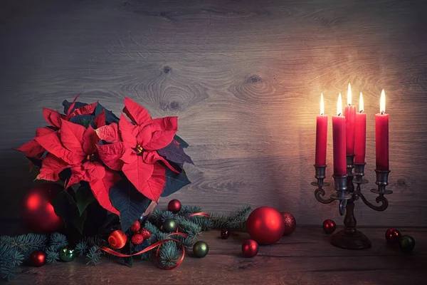 Natura morta di Natale con poinsettia e decorazioni stagionali o — Foto Stock