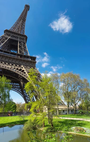巴黎，埃菲尔铁塔的全景在春光明媚的一天 — 图库照片