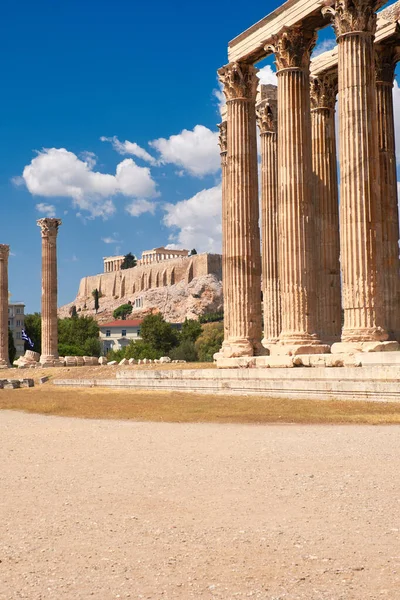 Tempio Zeus Con Acropoli Sullo Sfondo Atene Grecia Giorno Luminoso — Foto Stock