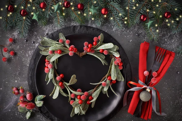 Posa piatta con decorazioni natalizie in verde e rosso con glassato ber — Foto Stock