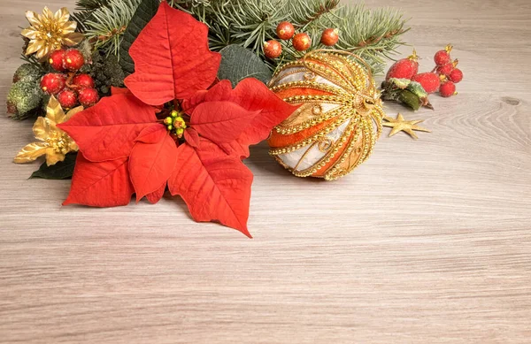 Ξύλινο φόντο με πουανσέτια και χριστουγεννιάτικες διακοσμήσεις — Φωτογραφία Αρχείου