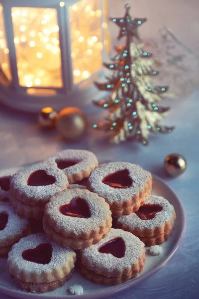 Tradiční vánoční linzer sušenky naplněné červenou marmeládou na ligh — Stock fotografie