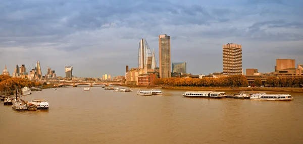 Londýn, panoramatický výhled na řeku Temži na podzim — Stock fotografie
