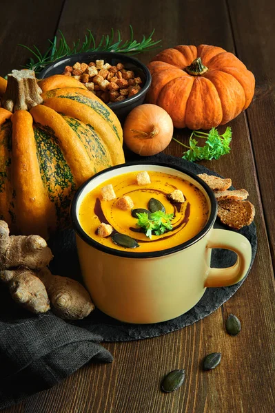 Kryddig pumpa soppa med ingefära och lök, serveras i en mugg — Stockfoto