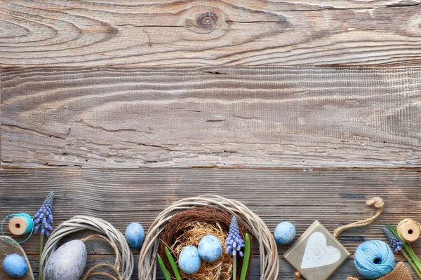 Fondo rustico pasquale con uova, fiori di giacinto blu e w — Foto Stock