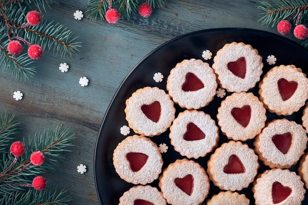 Top pohled na tradiční Linzer cookies s červenou marmeládou srdce na dar — Stock fotografie