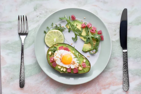 Gebakken avocado boot met ham blokjes, kwartel ei en kaas geserveerd w — Stockfoto