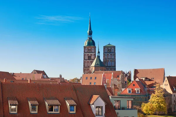 Orangefarbene Ziegeldächer von Stralsund mit Türmen der mittelalterlichen Pfarrei — Stockfoto