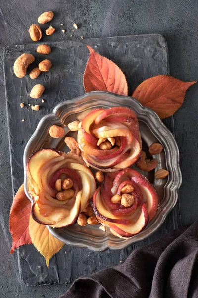 Tre pasticcini fatti in casa con fette di mela a forma di rosa su di me — Foto Stock