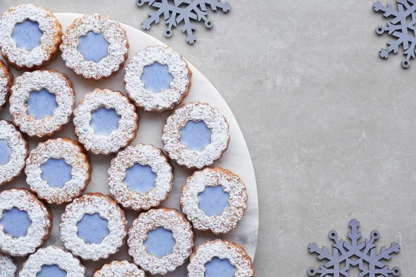 Fehér és kék virág Linzer cookie-k világos kő háttér d — Stock Fotó